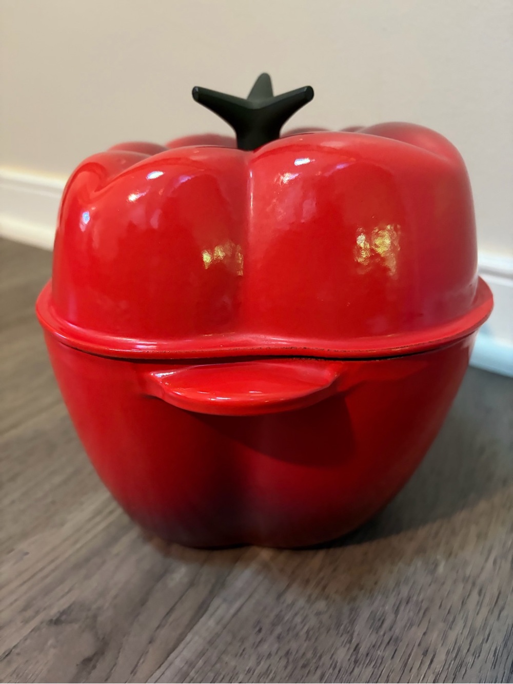 Le Creuset enameled cast iron Bell Pepper Cocotte  color Cherry Red - Picture 16 of 16
